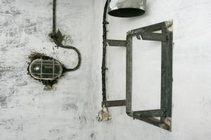 Ligne Maginot - CHARMAIX - (Central téléphonique isolé) - Eclairage 
Un support de lampe à pétrole et une vernie electrique