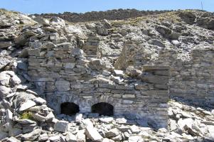 Ligne Maginot - MONT FROID EST - (Blockhaus pour arme infanterie) - L'entrée et latrines, en bas les orifices pour tinettes