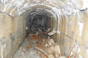 Ligne Maginot - REVETS - (Ouvrage d'infanterie) - La galerie principale vers l'entrée (le dortoir), à l'arrière-plan l'éboulement de la galerie.
Les constructions au premier plan sont les restes des lits