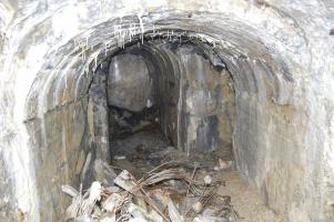 Ligne Maginot - REVETS - (Ouvrage d'infanterie) - La galerie principale vers bloc 3; à gauche le central téléphonique, au devant le magasin, à droite la galerie du bloc 3