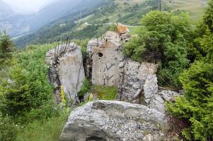 Ligne Maginot - REVETS - (Ouvrage d'infanterie) - Bloc 3
A l'arrière-plan la route Lanslebourg - Mont Cenis