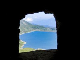 Ligne Maginot - TURRA - (Casemate d'artillerie) - Vue par l'embouchure d'une casemate de 75/97 mm sur l'Italie de 1940 avec le barrage du Mont-Cenis.
A l´époque le lac était beaucoup plus petit.
Incroyable mais le bleu du lac est authentique!