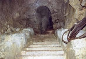 Ligne Maginot - AMODON - (Abri) - Escalier Nord
L'avancement des travaux est parfaitement visible sur ce cliché. L'entrée est bétonnée alors que vers le bas seul l'escalier est coulé.
Le câble roulé est l'une des arrivées téléphoniques de l'abri