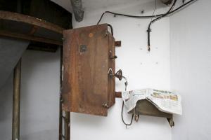 Ligne Maginot - BOIS KARRE - A12 - (Ouvrage d'infanterie) - Bas de la cloche GFM Est avec le boitier d'alimentation du projecteur électrique extérieur Eve et Noizet