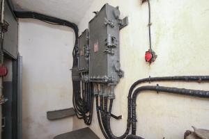 Ligne Maginot - BOIS KARRE - A12 - (Ouvrage d'infanterie) - Le central téléphonique 
Répartiteur téléphonique et boitier de protection du central