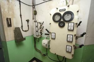 Ligne Maginot - BOIS KARRE - A12 - (Ouvrage d'infanterie) - Tourelle de mitrailleuses
L'étage intermédiaire 
Le tableau électrique de la tourelle