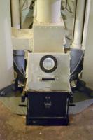 Ligne Maginot - BOIS KARRE - A12 - (Ouvrage d'infanterie) - Pied de tourelle - Bac de récupération des étuis, éclairé pour vérifier le remplissage.