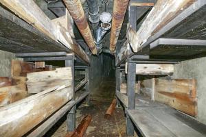 Ligne Maginot - FREJUS - (Ouvrage d'infanterie) - Le casernement, 
Couchage pour la troupe. Noter les radiateurs du chauffage central et la ventilation
