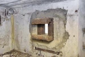 Ligne Maginot - CB9 - ROCKSWINGERT - (Blockhaus pour arme infanterie) - Créneau de tir gauche
