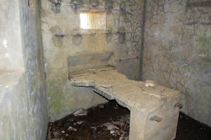 Ligne Maginot - MB121 - (Blockhaus pour canon) - Blockhaus en plein champ, forêt à proximité. 3 vues de l'intérieur