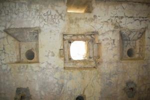 Ligne Maginot - MB121 - (Blockhaus pour canon) - Blockhaus en plein champ, forêt à proximité. 3 vues de l'intérieur