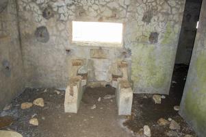 Ligne Maginot - MB121 - (Blockhaus pour canon) - Blockhaus en plein champ, forêt à proximité. 3 vues de l'intérieur