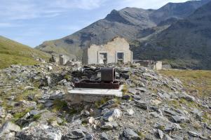 Ligne Maginot - Baraquements du Fréjus - Le moteur a été ébreché du fondement en hiver 2000/2001; état 2011