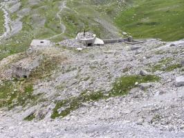 Ligne Maginot - LA ROUE - (Ouvrage d'infanterie) - Au premier plan, le bloc 2 avec au dessus le bloc 1 et le bloc 4 surmonté de ses cheminées sur la droite de la photo