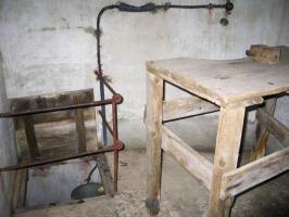 Ligne Maginot - LA ROUE - (Ouvrage d'infanterie) - Le bloc 2 
La table support pour la mitrailleuse et le puits d'accès au bloc