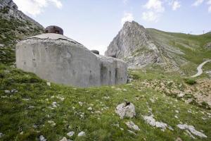 Ligne Maginot - PAS DU ROC - (Ouvrage d'artillerie) - Bloc 1
Les terrassements ne sont pas achevés, seule la dalle aurait du émerger du sol