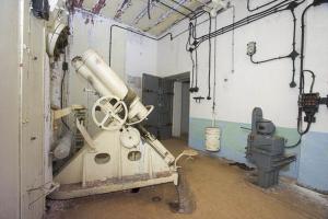 Ligne Maginot - PAS DU ROC - (Ouvrage d'artillerie) - Bloc 4
Chambre de tir vers Arrondaz
Mortier de 81 mle 32
La noria d'alimentation est visible sur la droite de la photo
