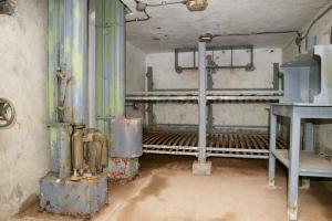 Ligne Maginot - PAS DU ROC - (Ouvrage d'artillerie) - Bloc 4
Magasin à munition en sous sol
La partie basse des norias d'alimentation des mortiers. Noter la présence de couchages pour les artilleurs.