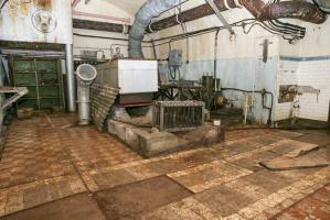 Ligne Maginot - PAS DU ROC - (Ouvrage d'artillerie) - L'usine électrique avec la cuisinière positionnée sur un socle de groupe  électrogène non posé