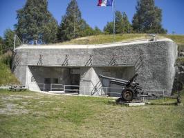 Ligne Maginot - SAINT GOBAIN - (Ouvrage d'infanterie) - Bloc EMH
La pièce exposée devant l'entrée est un canon britannique Ordnance QF 25 pounder