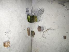 Ligne Maginot - 57 - STEINGIESSEN - (Blockhaus pour arme infanterie) - Créneau dans le coin de la chicane d'entrée, il couvre les arrières du bloc