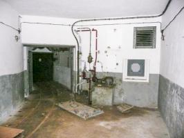Ligne Maginot - SAPEY - (Ouvrage d'artillerie) - Le hall d'entrée
Avec en fond la pompe à gasoil permettant le refoulement de celui ci vers les cuves de l'ouvrage