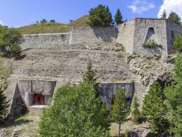 Ligne Maginot - SAPEY - (Ouvrage d'artillerie) - Blocs 1 et 2.
Noter au-dessus des blocs la partie de terrain naturel rectifiée en 1934 (visière rocheuse supprimée et couverture en béton maigre), un an après la construction des blocs.