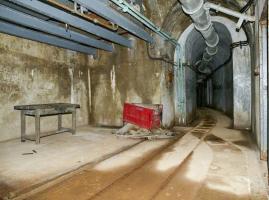 Ligne Maginot - SAPEY - (Ouvrage d'artillerie) - Blocs 1 et 2
Décochement de la galerie en face du magasin à munitions. 
Cet espace servait à stocker les caisses de munition vides. Au plafond se trouvent deux réservoirs d'eau potable de 1100 litres et 2100 litres.