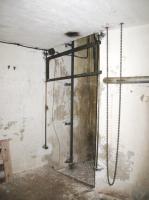 Ligne Maginot - SAPEY - (Ouvrage d'artillerie) - Bloc 2
Le monte-charge au niveau du local de récupération des douilles vides (étage inférieur).