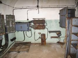 Ligne Maginot - SAPEY - (Ouvrage d'artillerie) - Le central téléphonique
Noter l'utilisation de deux panneaux muraux TM32 (48 directions) et d'un carter étanche pour 16 directions, probablement réservé aux communications du PC tir.