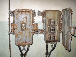 Ligne Maginot - SAPEY - (Ouvrage d'artillerie) - Central téléphonique
Boitiers de translateurs. 
L'utilisation de ces équipements spéciaux laisse deviner que le nombre de lignes extérieures n'est pas suffisant par rapport aux besoins de l'ouvrage.