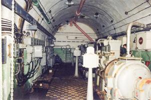 Ligne Maginot - SAPEY - (Ouvrage d'artillerie) - L'usine électrique - Etat en 1993
Moteurs CLM 308
Nb, le moteur au premier plan est partiellement démonté, il manque un cylindre