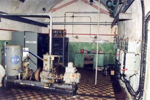 Ligne Maginot - SAPEY - (Ouvrage d'artillerie) - L'usine électrique (État en 1993)
Le groupe auxiliaire CLM 1PJ65 avec le compresseur à air pour le démarrage des moteurs et la génératrice alimentant l'éclairage de secours
