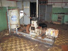 Ligne Maginot - SAPEY - (Ouvrage d'artillerie) - L'usine électrique
Le CLM 1PJ65 avec sa génératrice et le compresseur attelé 
Les vandales et le temps ont fait leur oeuvre