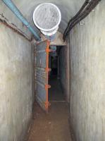 Ligne Maginot - SAPEY - (Ouvrage d'artillerie) - Entrée depuis l'ancien abri caverne Séré de Rivières extérieur au fort.
Cette entrée-issue de secours se trouve au fond de l'abri
Les cables au plafond sont les arrivées de téléphone desservant l'ouvrage