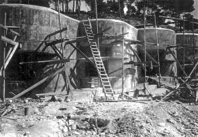 Ligne Maginot - ROQUEBRUNE - CORNILLAT - (Ouvrage d'artillerie) - Construction de l'ouvrage
Vue des créneaux de 75. Noter les crochets présents sur toute la façade.