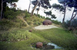 Ligne Maginot - ROQUEBRUNE - CORNILLAT - (Ouvrage d'artillerie) - Bloc 1
La cloche GFM et deux prises d’air