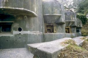 Ligne Maginot - ROQUEBRUNE - CORNILLAT - (Ouvrage d'artillerie) - Bloc 3
Le premier créneau est le créneau d'observation,  suivi de deux créneaux de 75 mle 31 et d'un créneau pour jumelage de mitrailleuses Reibel