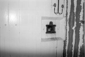 Ligne Maginot - ROQUEBRUNE - CORNILLAT - (Ouvrage d'artillerie) - Bloc 3
Le créneau observatoire vu de l'intérieur. Noter la double prise téléphonique datant des années 50
Ce créneau permet l'observation vers Ste Agnés