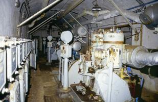 Ligne Maginot - ROQUEBRUNE - CORNILLAT - (Ouvrage d'artillerie) - L'usine électrique
Moteur diesel Alsthom de 89 CV et alternateur Alsthom