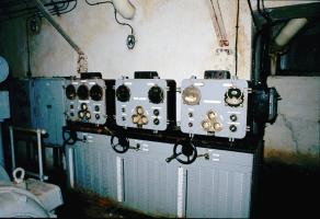 Ligne Maginot - ROQUEBRUNE - CORNILLAT - (Ouvrage d'artillerie) - L'usine électrique
Tableau de commande des alternateurs Alsthom avec feux tournants. Noter le parfait état de l'équipement