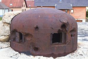 Ligne Maginot - OBERROEDERN SUD - RIEFFEL - (Casemate d'infanterie - Double) - La cloche GFM durement touchée par les tirs Allemands ou le Sgt Delsart à trouvé la mort