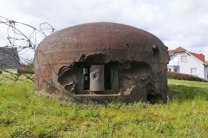 Ligne Maginot - OBERROEDERN SUD - RIEFFEL - (Casemate d'infanterie - Double) - La cloche GFM durement touchée par les tirs Allemands ou le Sgt Delsart à trouvé la mort