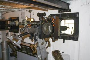 Ligne Maginot - OBERROEDERN SUD - RIEFFEL - (Casemate d'infanterie - Double) - Chambre de tir Sud
Jumelage de mitrailleuses Reibel MAC 31 partiellement effacé 