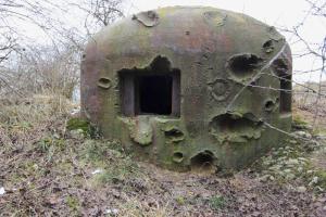 Ligne Maginot - OBERROEDERN NORD - (Casemate d'infanterie - Double) - La cloche GFM Sud Est labourée par les tirs de PAK allemand et sur laquelle ces derniers se sont moins acharnés.