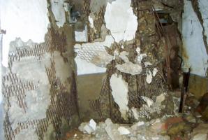 Ligne Maginot - OBERROEDERN NORD - (Casemate d'infanterie - Double) - L'étage inférieur : dégâts causés par l'explosion d'une bombe de Stuka dans le fossé diamant