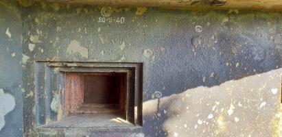 Ligne Maginot - ASCHBACH EST - O2 - (Casemate d'infanterie - double) - Chambre de tir nord-ouest
Marquage d'impacts au-dessus du créneau JM daté du 20/09/1940