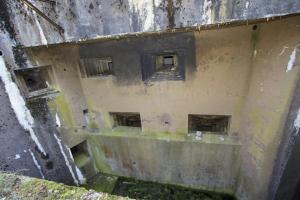 Ligne Maginot - BOIS de HOFFEN Ouest ( Casemate d'infanterie ) - Les créneaux pour jumelage de mitrailleuses et canon antichar en partie haute avec un créneau pour FM à gauche
Les deux créneaux pour mortier de 81 mm en partie basse dans le fossé, avec sur la gauche la sortie de secours du bloc.