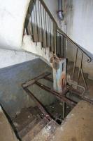 Ligne Maginot - Casemate de Hoffen Ouest - La cage d'escalier  au dernier niveau utilisé.
Une pompe de puisage destinée à l'alimentation en eau de la casemate a été installée.
(Disparue en 2019)