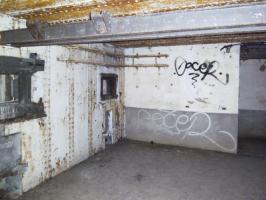Ligne Maginot - BOIS de HOFFEN Ouest ( Casemate d'infanterie ) - La chambre de tir de l'étage supérieur avec le créneau pour canon et son bi-rail au premier plan